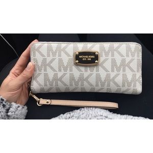 ON HOLD Michael Kors Jet Set Wallet/Wristlet